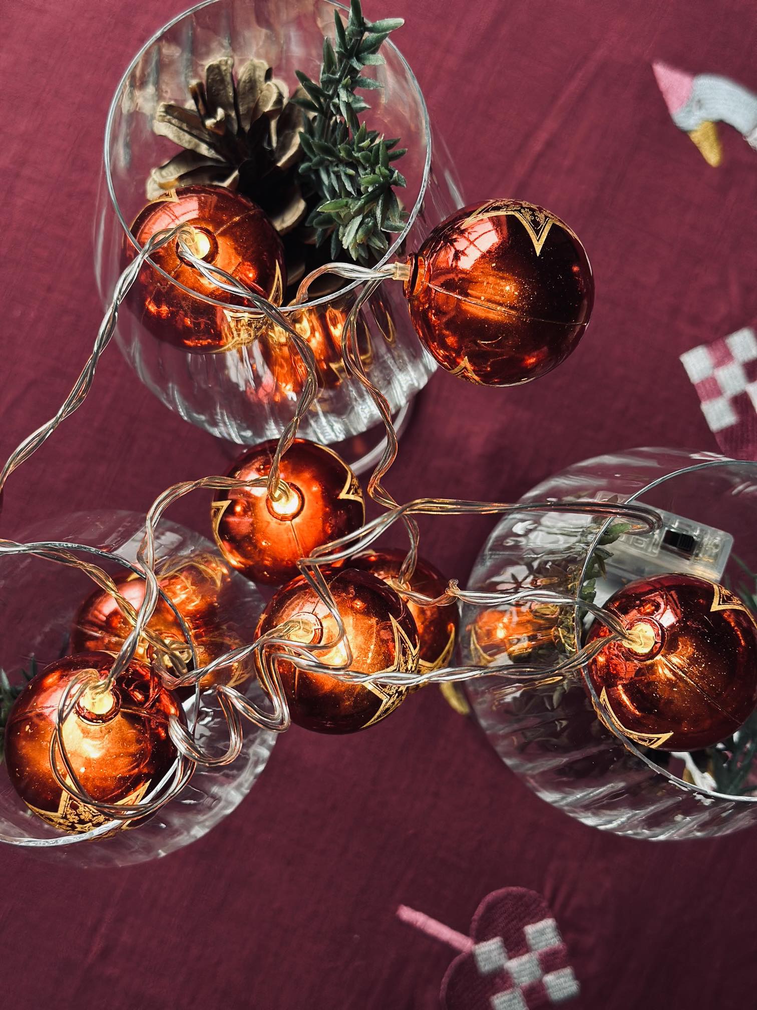 Lyskæde med små julekugler - Image 3
