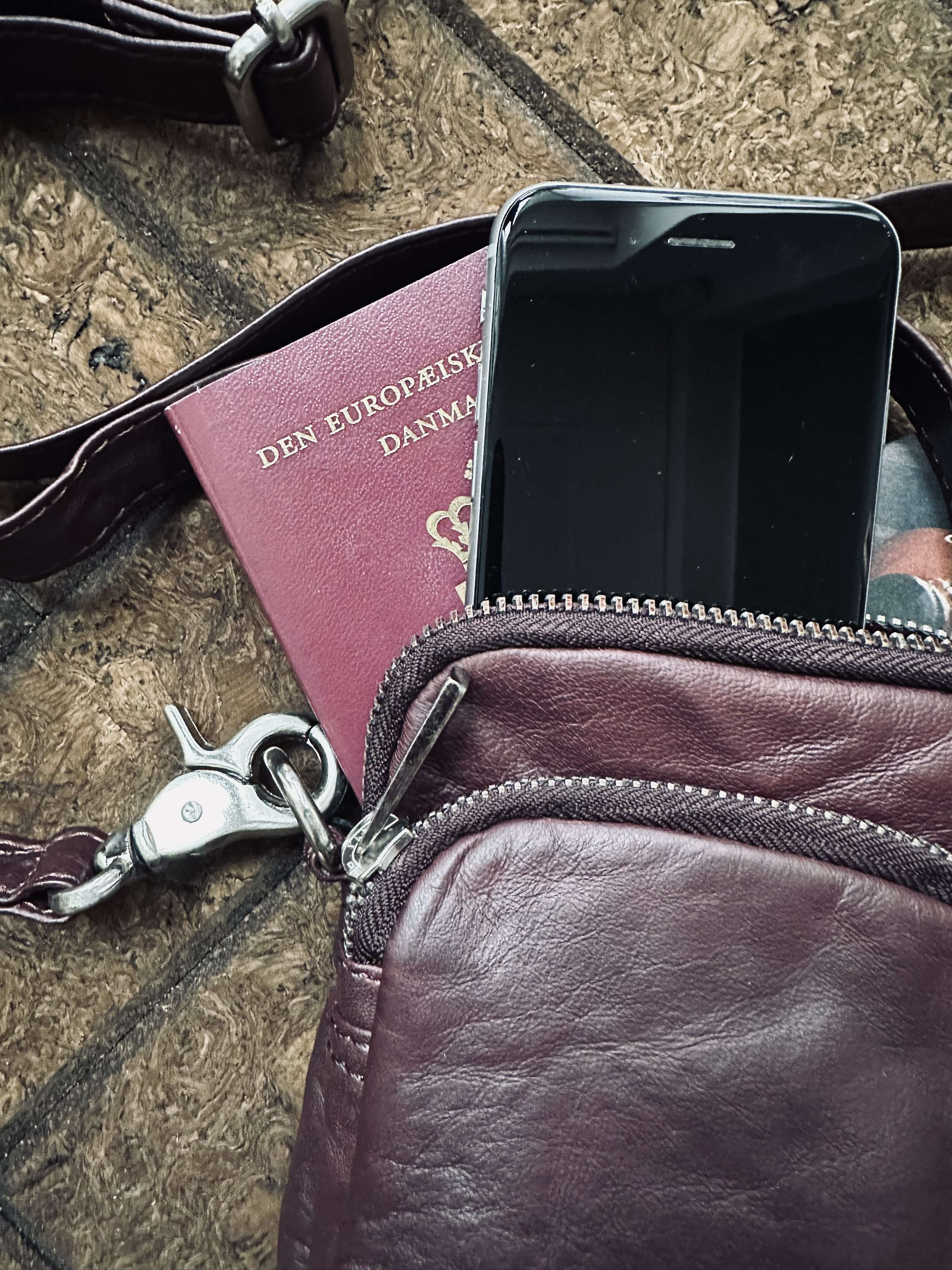 Mobiltaske - Cranberry - Image 5