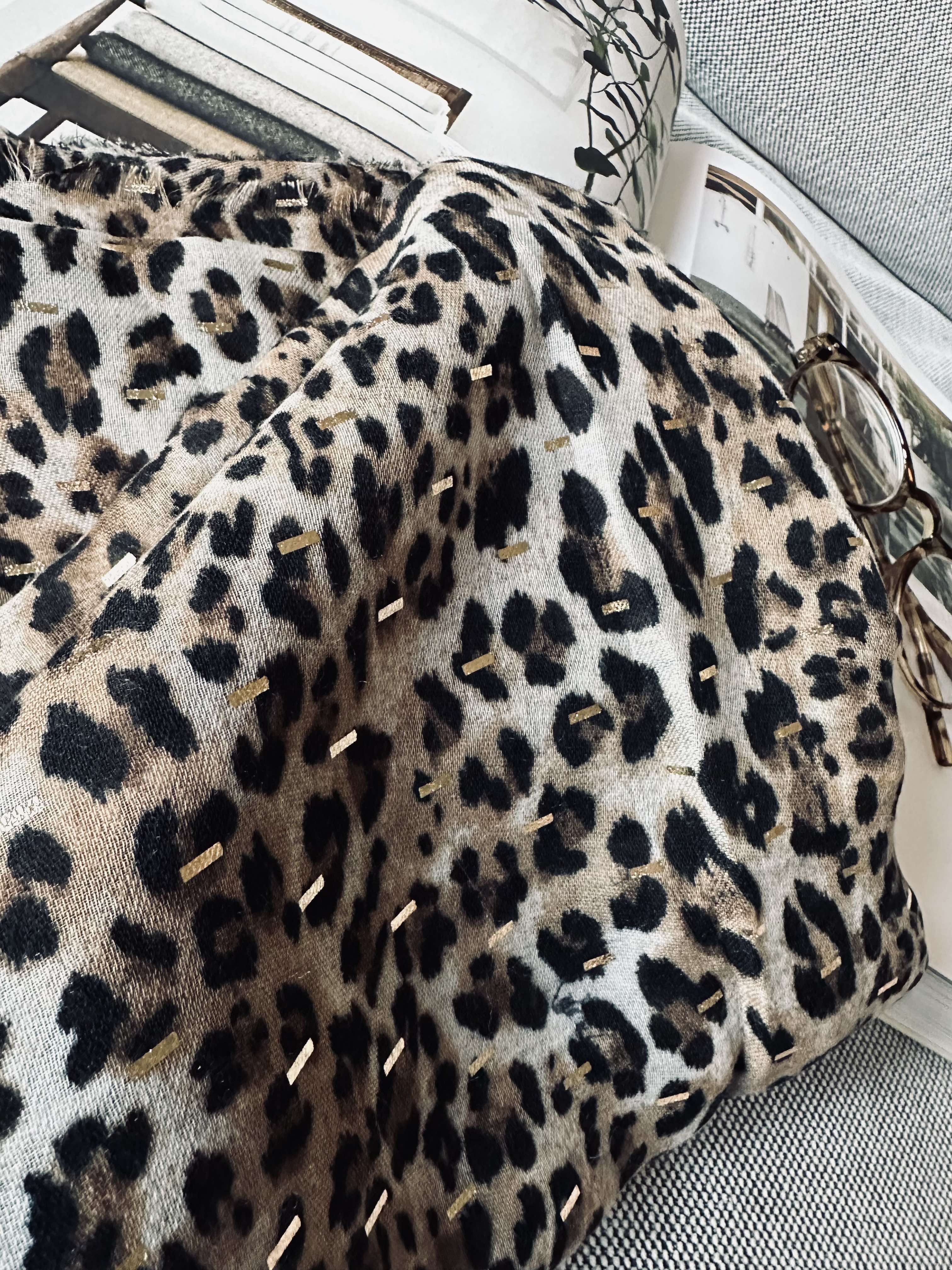 Tørklæde Leopard med guld detalje - Beige - Image 5